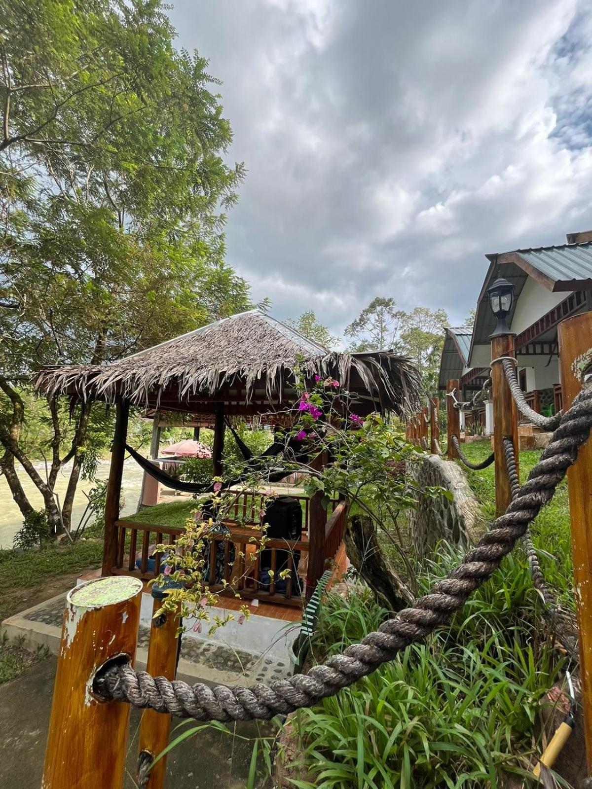 Asim Paris Guesthouse & Jungle Trekking Bukit Lawang Dış mekan fotoğraf